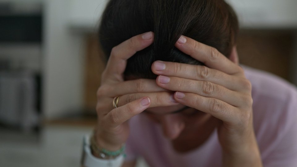 can you overdose on cocaine yes, a woman looks down as she experiences the effects of cocaine overdose.