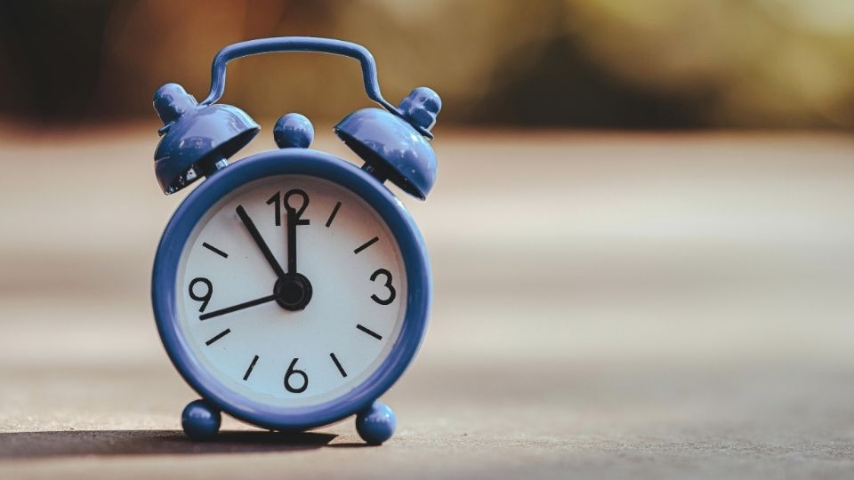 how long does cocaine laste an artist rendition of time passing between only minutes to an hour or more.