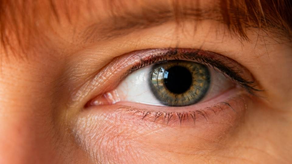 cocaine symptoms hero image of a woman with enlarged pupils.